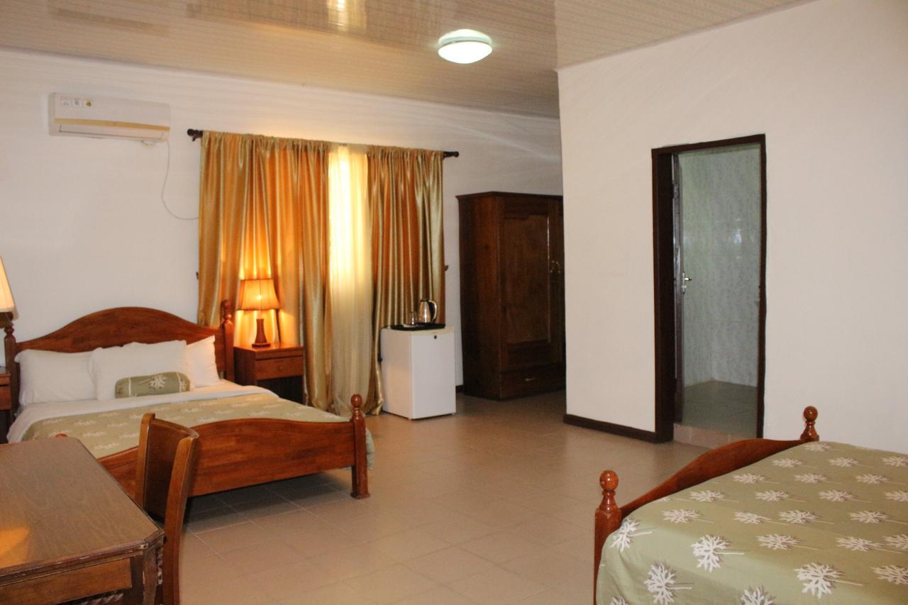 Embassy Suites Hotel Monrovia Exterior photo